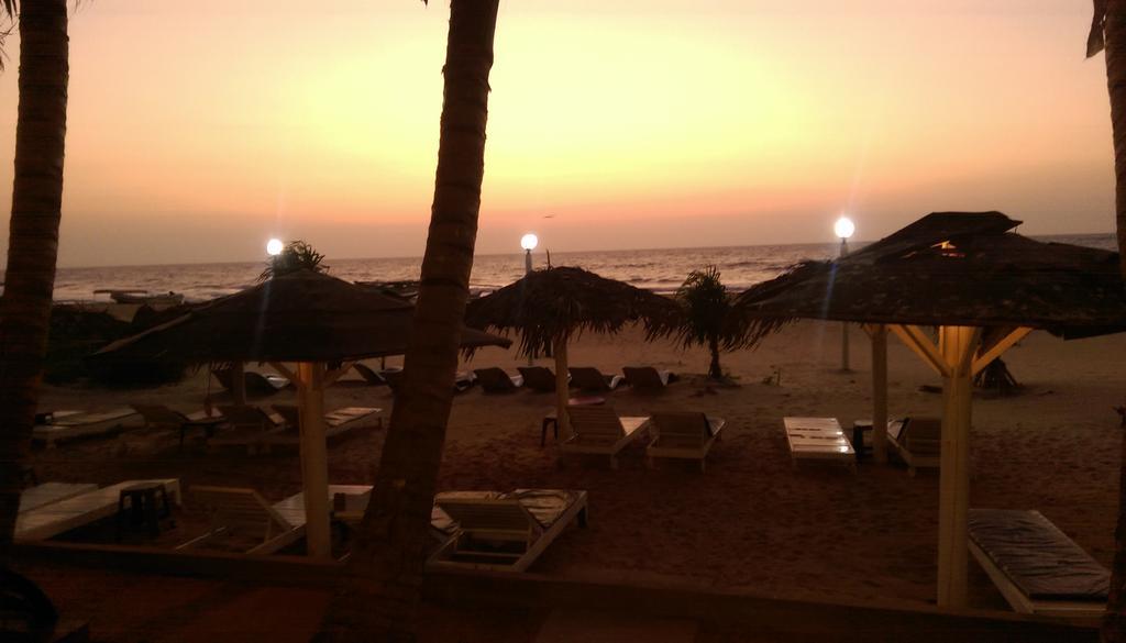 Lanka Beach Hotel Ettukala Ngoại thất bức ảnh